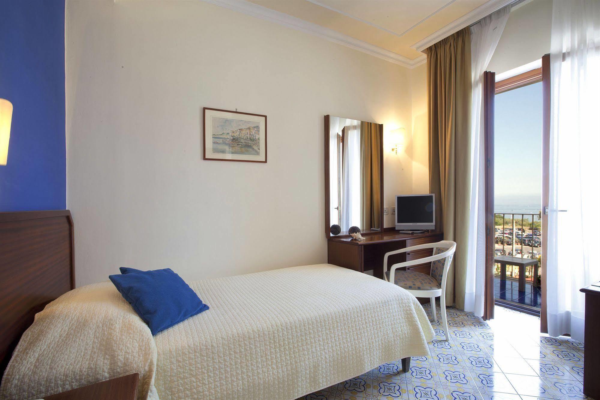 Hotel Tirrenia Sorrento Eksteriør billede