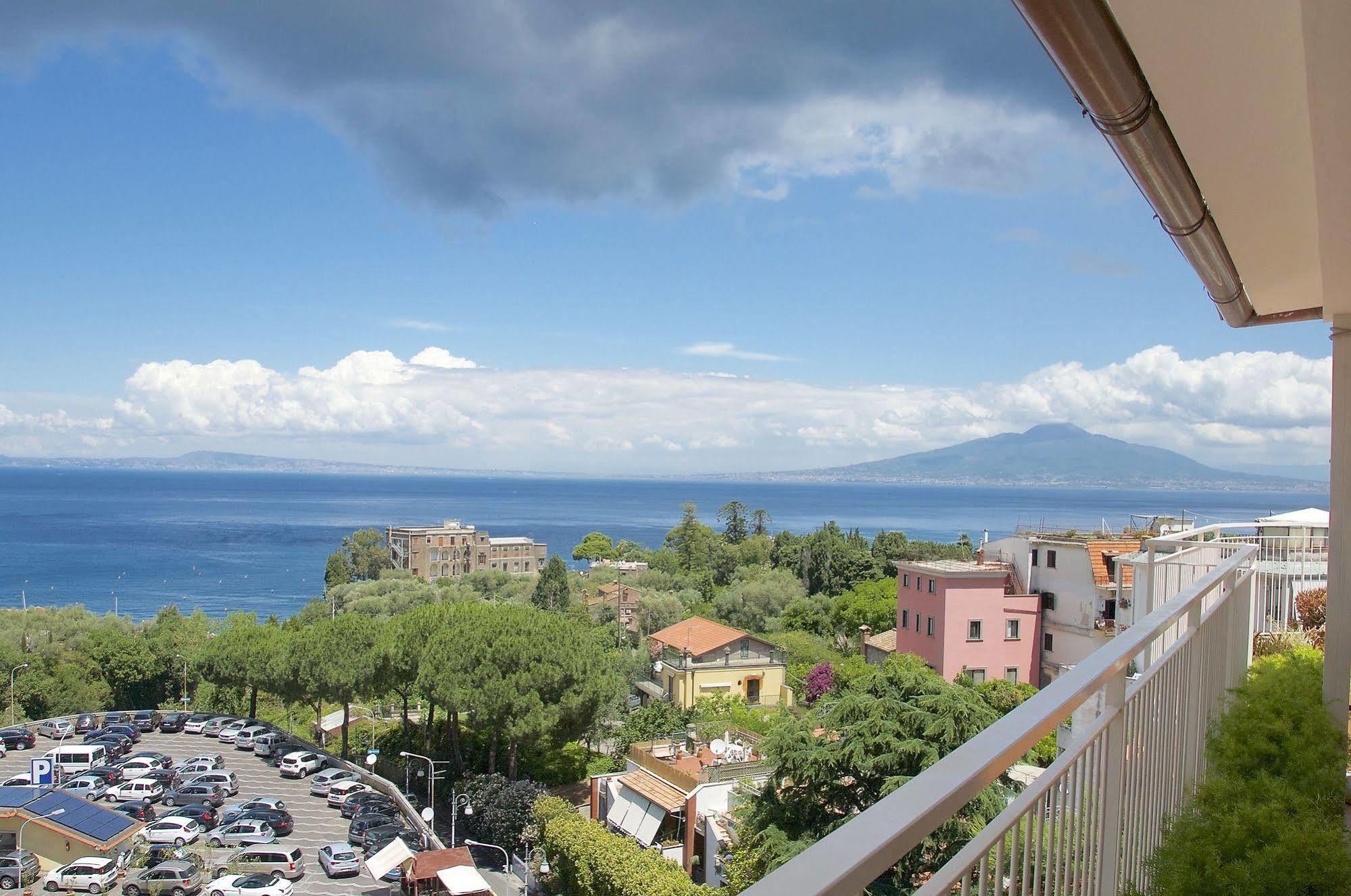 Hotel Tirrenia Sorrento Eksteriør billede